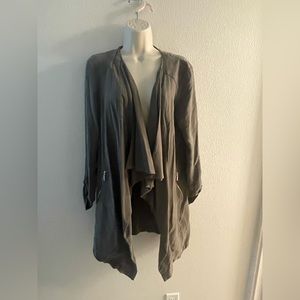 Medium olive green 3/4 sleeve jacket with silver accent
